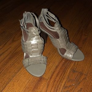 Super cute grey heels!!